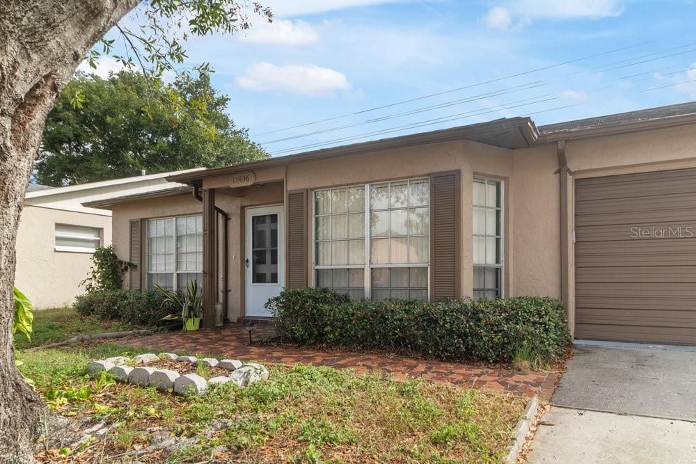 Active With Contract: $219,900 (2 beds, 2 baths, 1327 Square Feet)