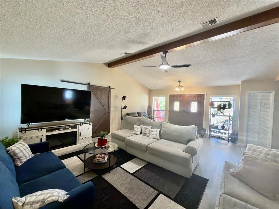 For Sale: $348,000 (3 beds, 2 baths, 1533 Square Feet)