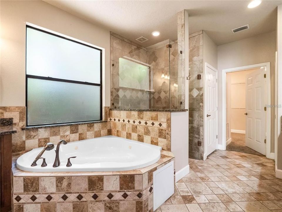 For Rent: $3,995 (6 beds, 4 baths, 4476 Square Feet)