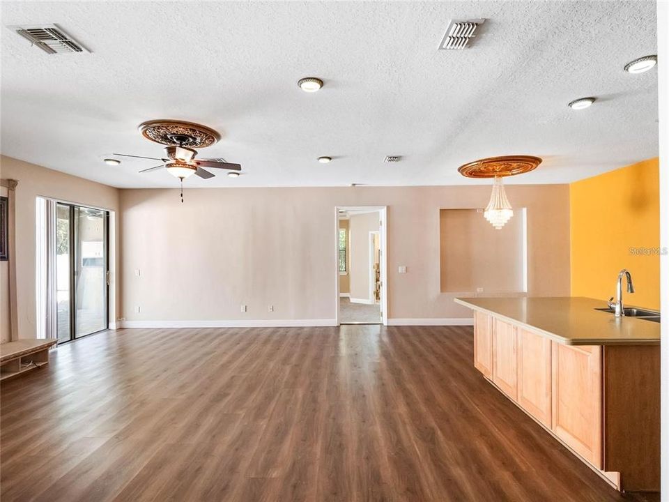 For Rent: $3,995 (6 beds, 4 baths, 4476 Square Feet)