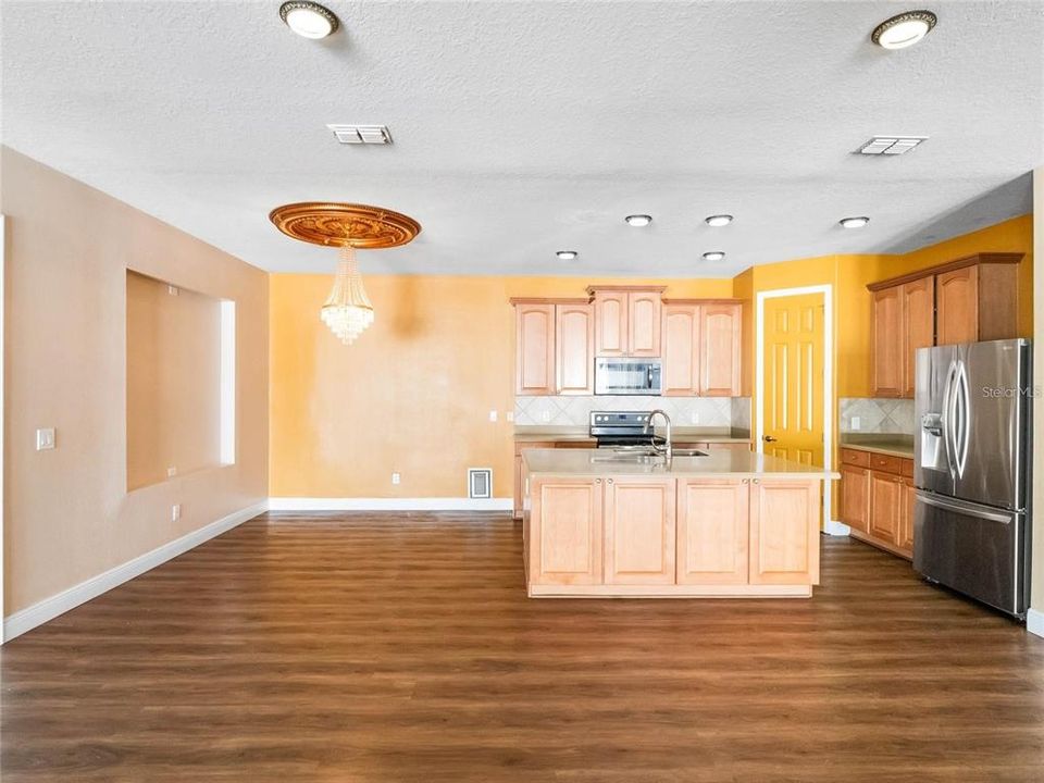 For Rent: $3,995 (6 beds, 4 baths, 4476 Square Feet)