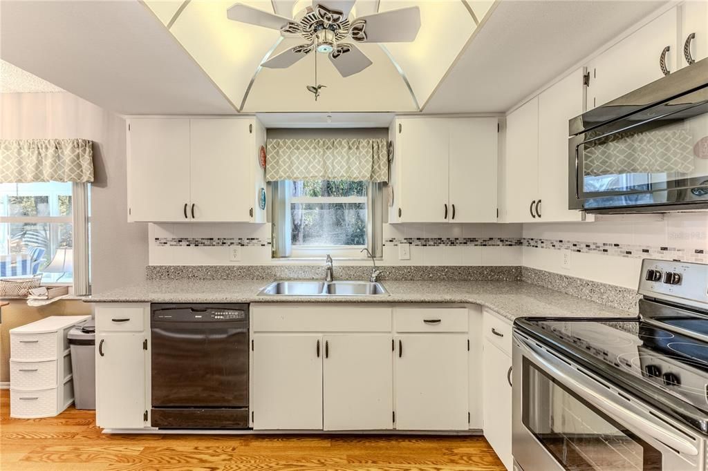 Под контрактом: $239,000 (2 спален, 2 ванн, 1146 Квадратных фут)