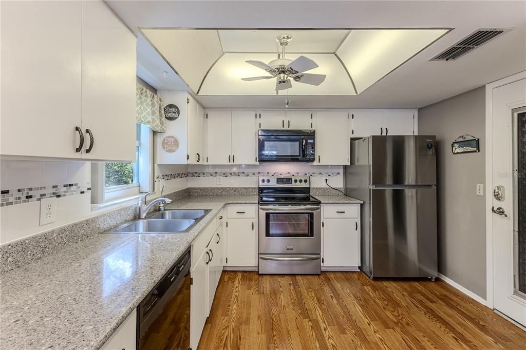 Под контрактом: $239,000 (2 спален, 2 ванн, 1146 Квадратных фут)