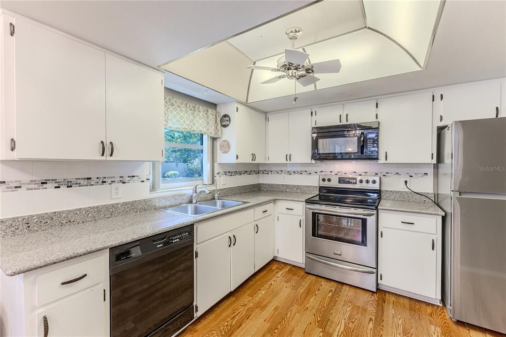 Под контрактом: $239,000 (2 спален, 2 ванн, 1146 Квадратных фут)