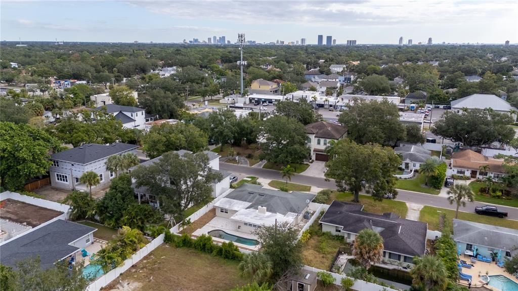 合同活跃: $550,000 (5 贝兹, 3 浴室, 2324 平方英尺)