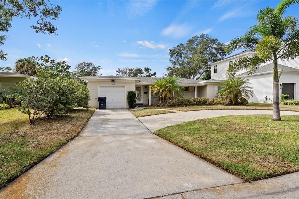 合同活跃: $550,000 (5 贝兹, 3 浴室, 2324 平方英尺)