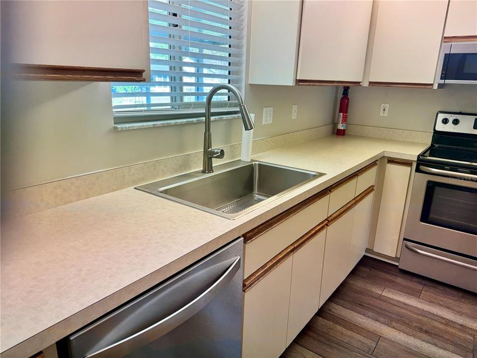 For Sale: $240,000 (2 beds, 2 baths, 1474 Square Feet)