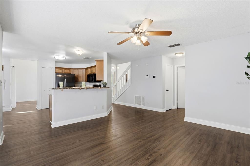 合同活跃: $440,000 (3 贝兹, 2 浴室, 1650 平方英尺)