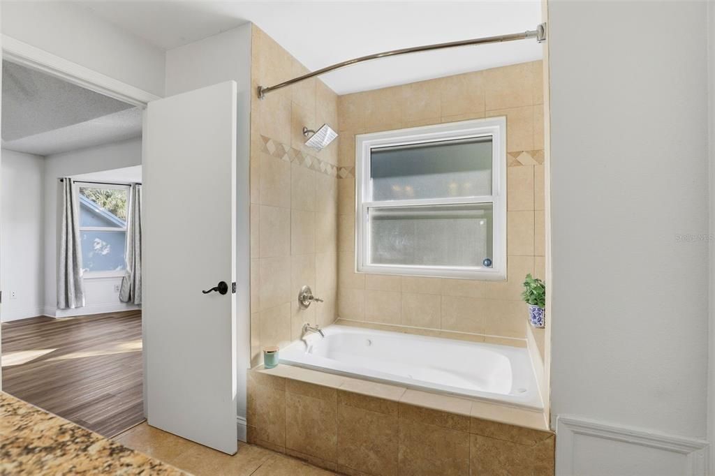 合同活跃: $440,000 (3 贝兹, 2 浴室, 1650 平方英尺)