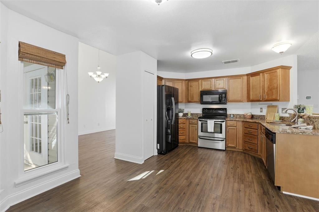 合同活跃: $440,000 (3 贝兹, 2 浴室, 1650 平方英尺)