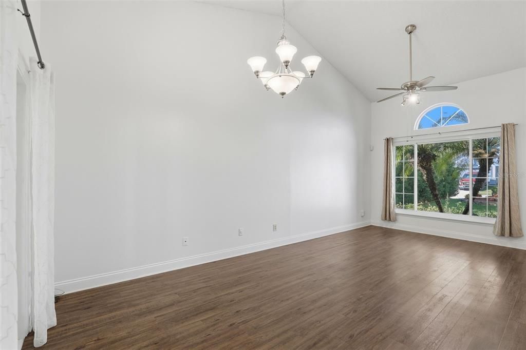 合同活跃: $440,000 (3 贝兹, 2 浴室, 1650 平方英尺)