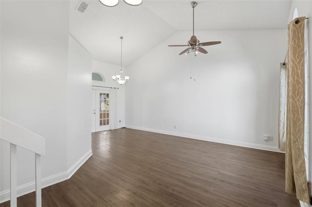 合同活跃: $440,000 (3 贝兹, 2 浴室, 1650 平方英尺)