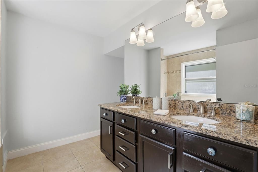 合同活跃: $440,000 (3 贝兹, 2 浴室, 1650 平方英尺)