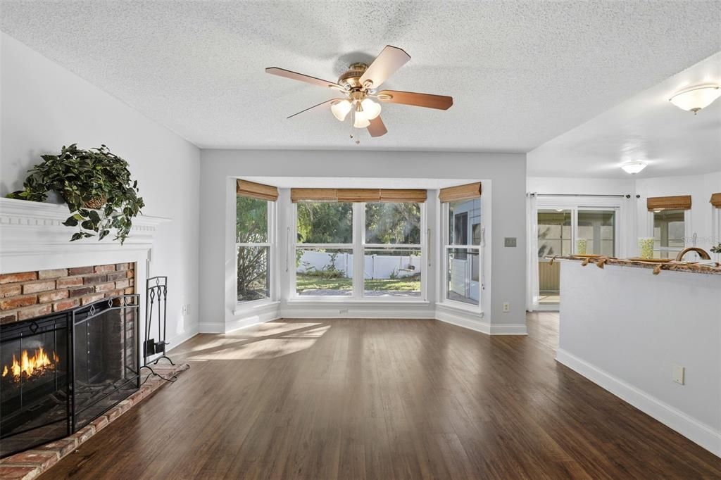 合同活跃: $440,000 (3 贝兹, 2 浴室, 1650 平方英尺)