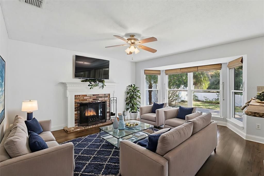 合同活跃: $440,000 (3 贝兹, 2 浴室, 1650 平方英尺)