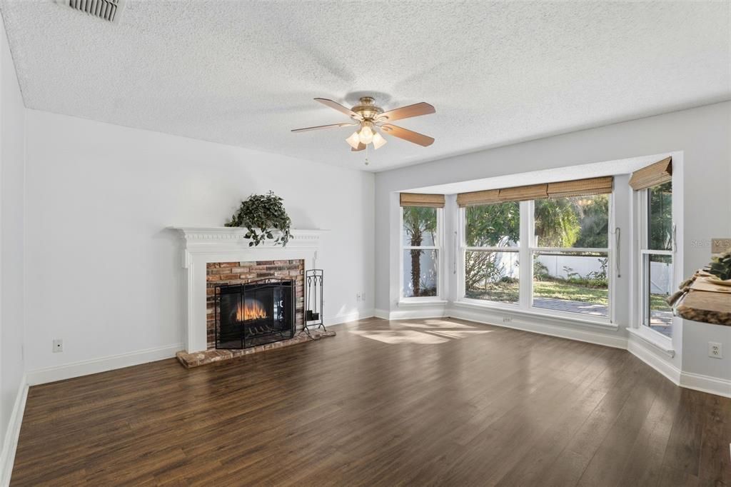 合同活跃: $440,000 (3 贝兹, 2 浴室, 1650 平方英尺)