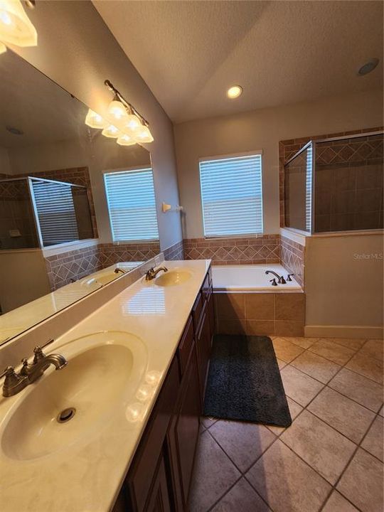 For Rent: $2,975 (4 beds, 2 baths, 2742 Square Feet)