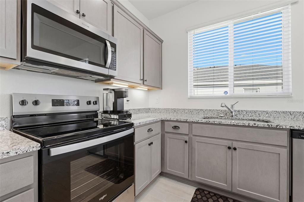 合同活跃: $279,000 (3 贝兹, 2 浴室, 1546 平方英尺)