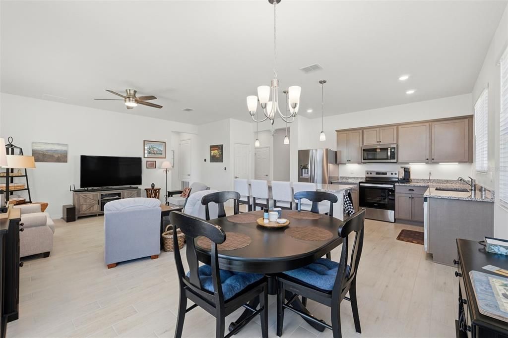 合同活跃: $279,000 (3 贝兹, 2 浴室, 1546 平方英尺)