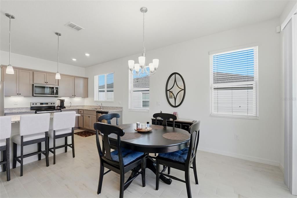 合同活跃: $279,000 (3 贝兹, 2 浴室, 1546 平方英尺)