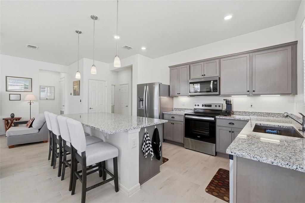 合同活跃: $279,000 (3 贝兹, 2 浴室, 1546 平方英尺)