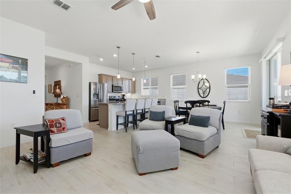 合同活跃: $279,000 (3 贝兹, 2 浴室, 1546 平方英尺)