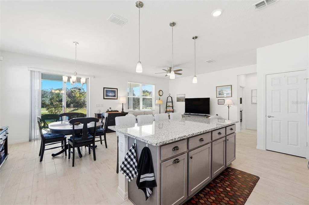 合同活跃: $279,000 (3 贝兹, 2 浴室, 1546 平方英尺)