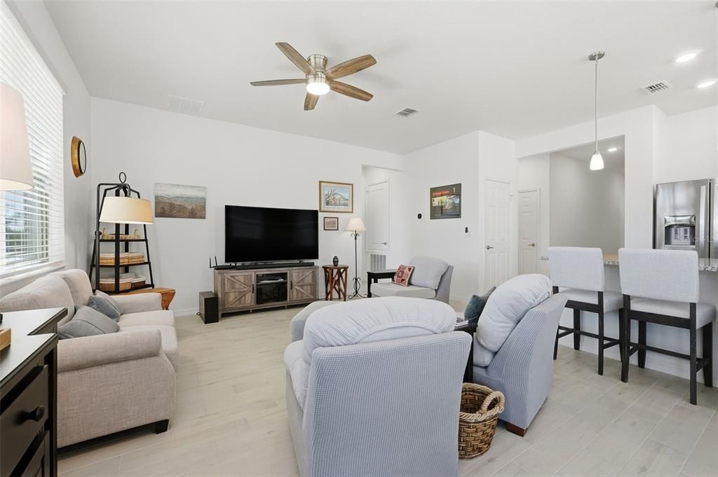 合同活跃: $279,000 (3 贝兹, 2 浴室, 1546 平方英尺)