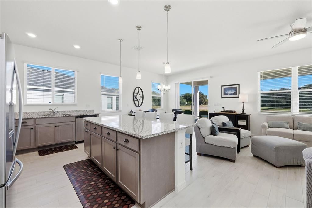 合同活跃: $279,000 (3 贝兹, 2 浴室, 1546 平方英尺)