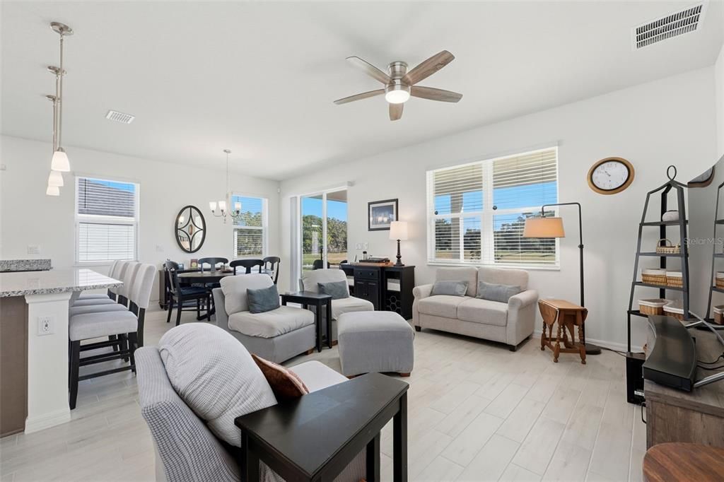 合同活跃: $279,000 (3 贝兹, 2 浴室, 1546 平方英尺)