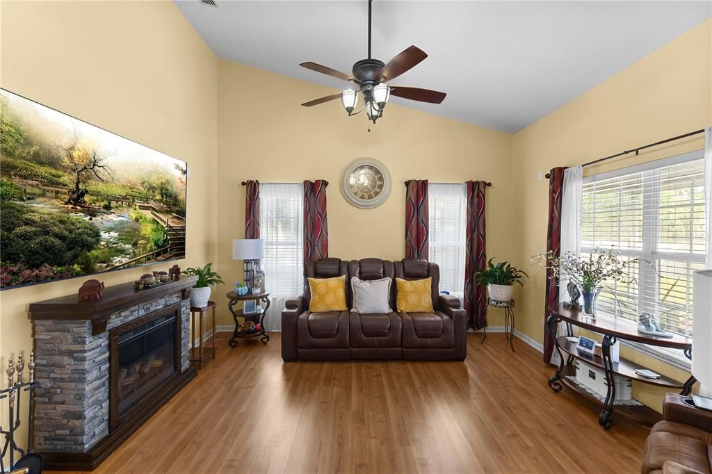 待售: $349,000 (3 贝兹, 2 浴室, 1705 平方英尺)