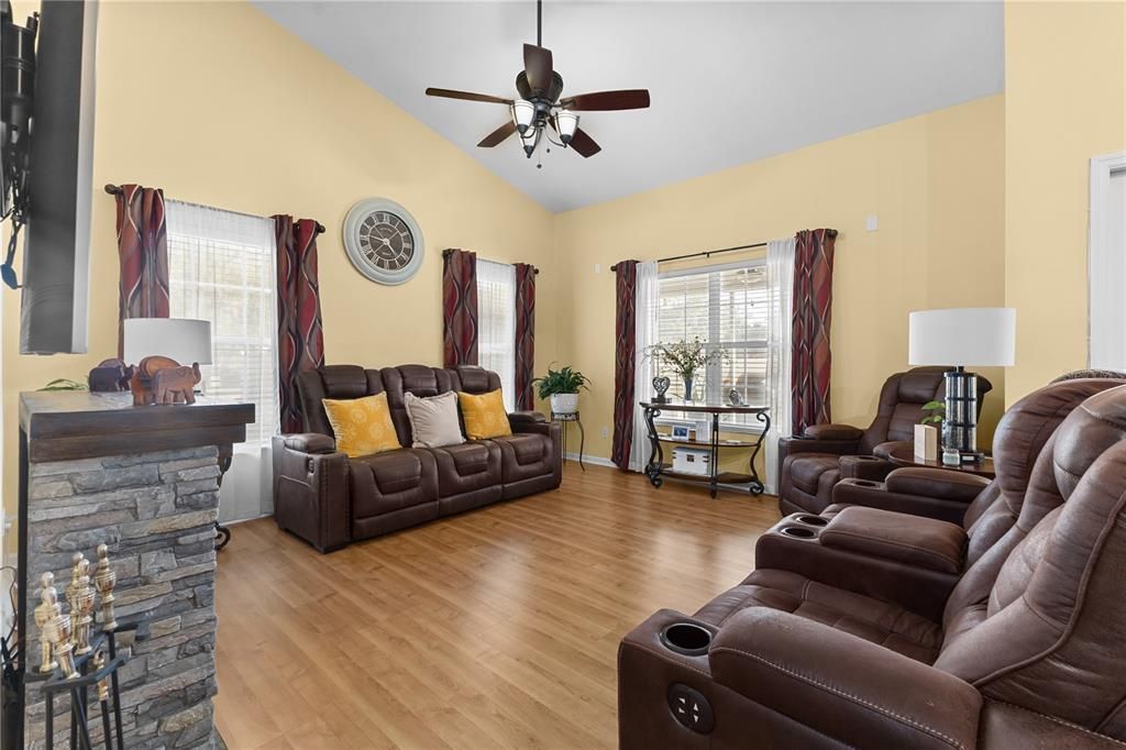 待售: $349,000 (3 贝兹, 2 浴室, 1705 平方英尺)