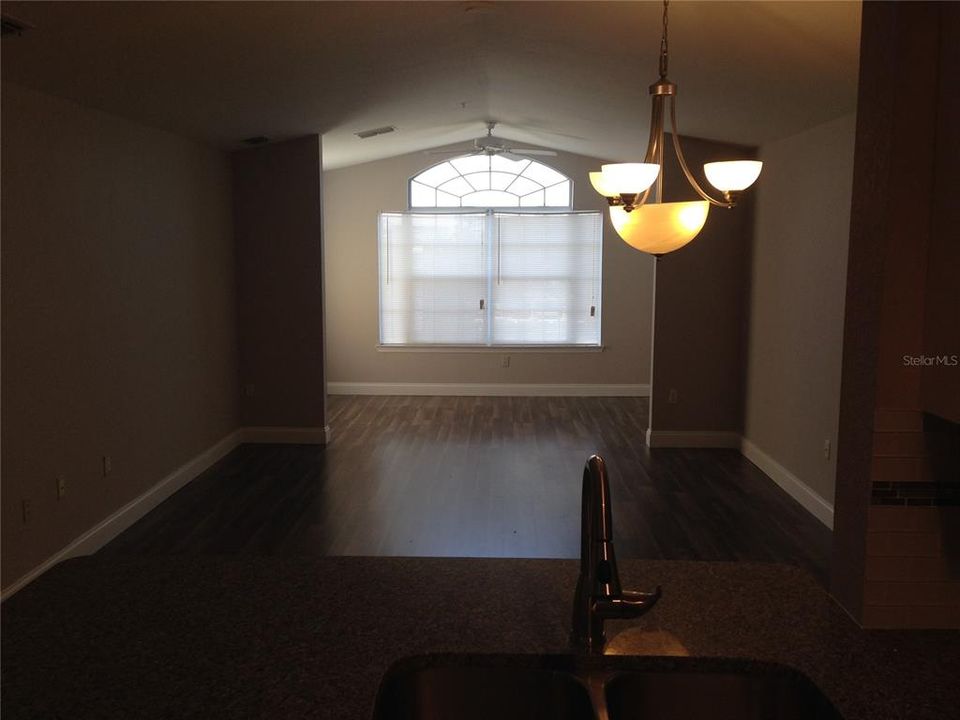 For Rent: $1,400 (1 beds, 1 baths, 890 Square Feet)