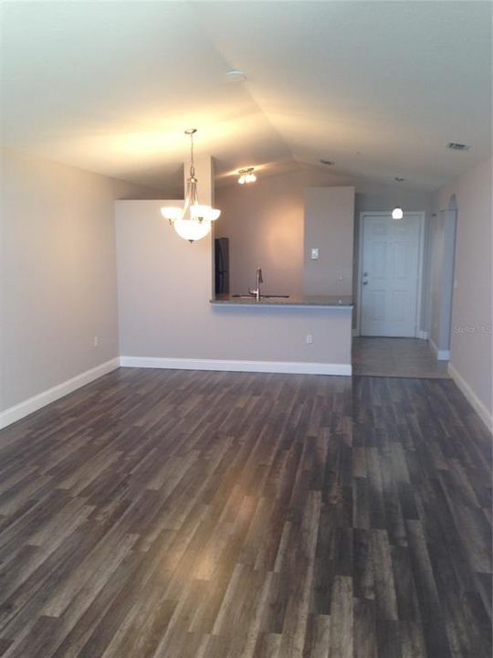 For Rent: $1,400 (1 beds, 1 baths, 890 Square Feet)