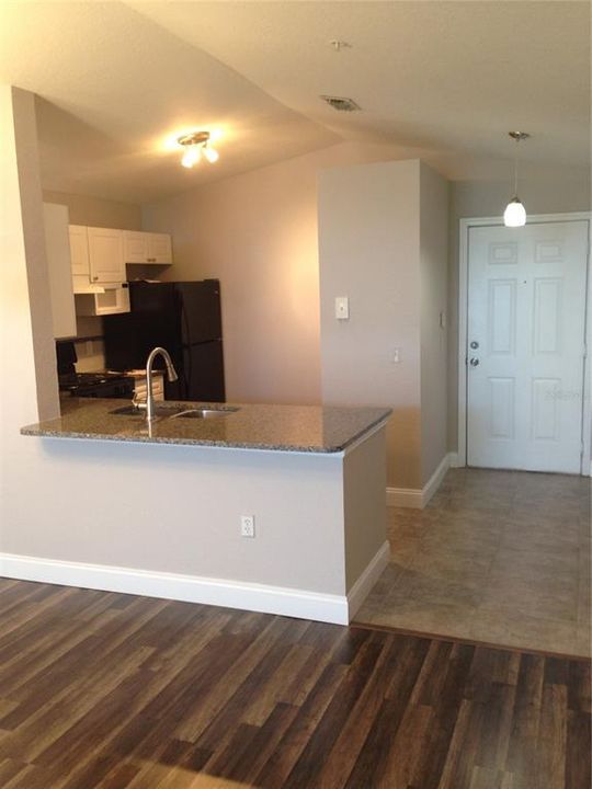 For Rent: $1,400 (1 beds, 1 baths, 890 Square Feet)