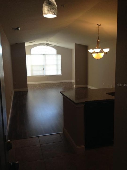 For Rent: $1,400 (1 beds, 1 baths, 890 Square Feet)