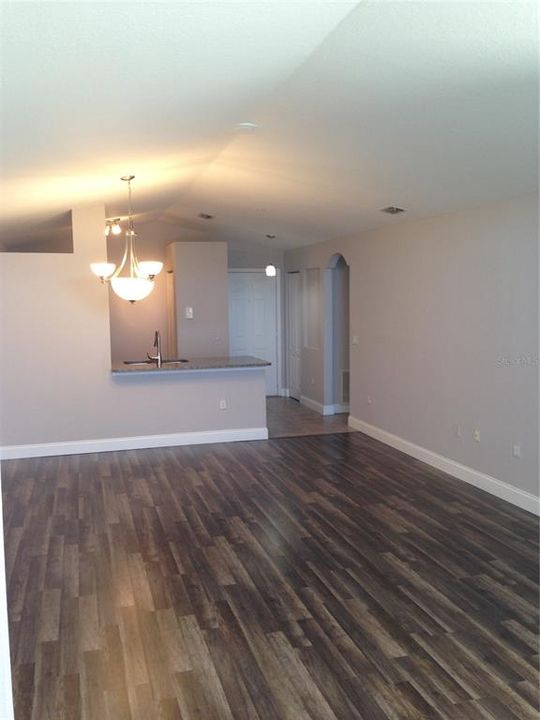 For Rent: $1,400 (1 beds, 1 baths, 890 Square Feet)