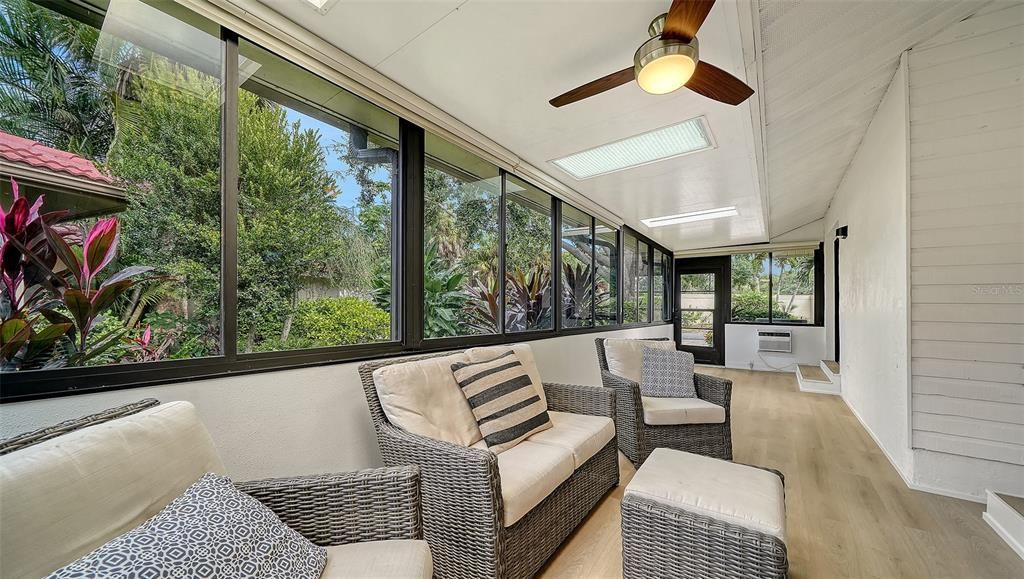 For Sale: $565,000 (3 beds, 2 baths, 1656 Square Feet)