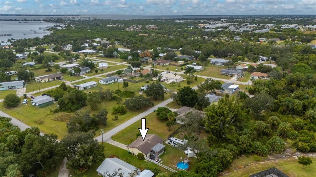 На продажу: $229,900 (2 спален, 2 ванн, 1142 Квадратных фут)