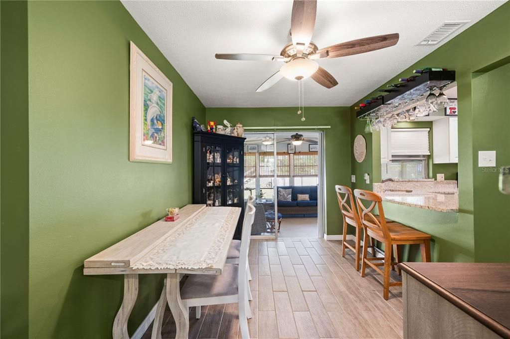 На продажу: $229,900 (2 спален, 2 ванн, 1142 Квадратных фут)