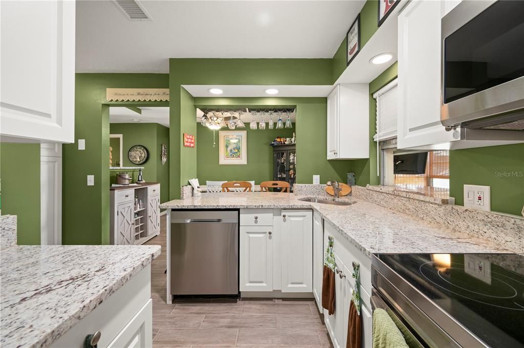 На продажу: $229,900 (2 спален, 2 ванн, 1142 Квадратных фут)