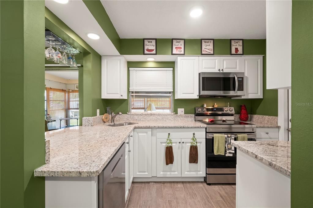 На продажу: $229,900 (2 спален, 2 ванн, 1142 Квадратных фут)