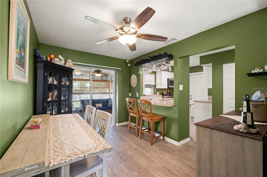 На продажу: $229,900 (2 спален, 2 ванн, 1142 Квадратных фут)