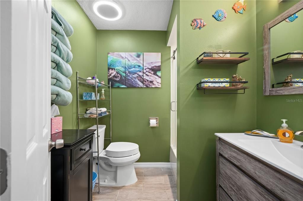 На продажу: $229,900 (2 спален, 2 ванн, 1142 Квадратных фут)