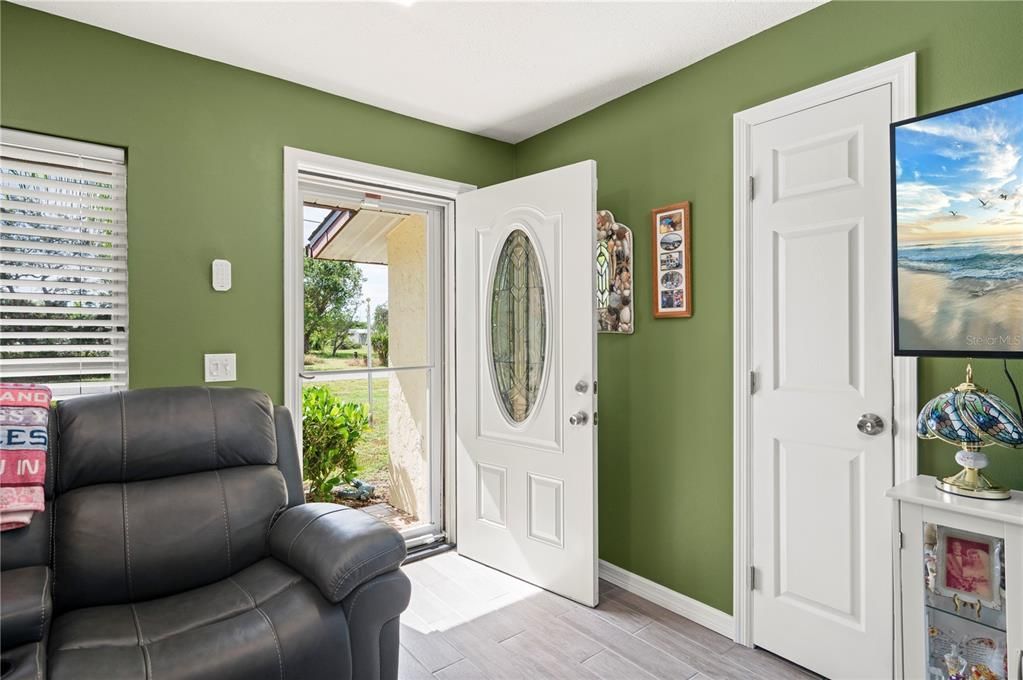 На продажу: $229,900 (2 спален, 2 ванн, 1142 Квадратных фут)