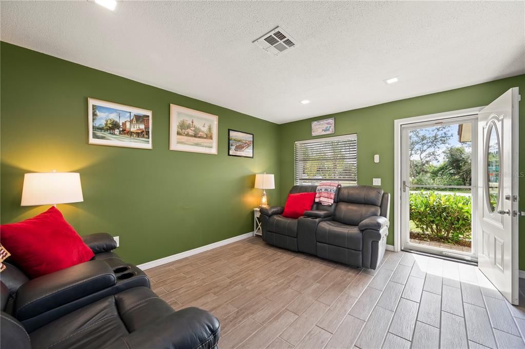 На продажу: $229,900 (2 спален, 2 ванн, 1142 Квадратных фут)