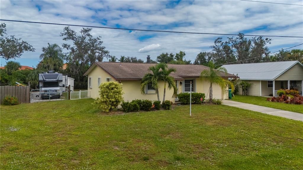 На продажу: $229,900 (2 спален, 2 ванн, 1142 Квадратных фут)