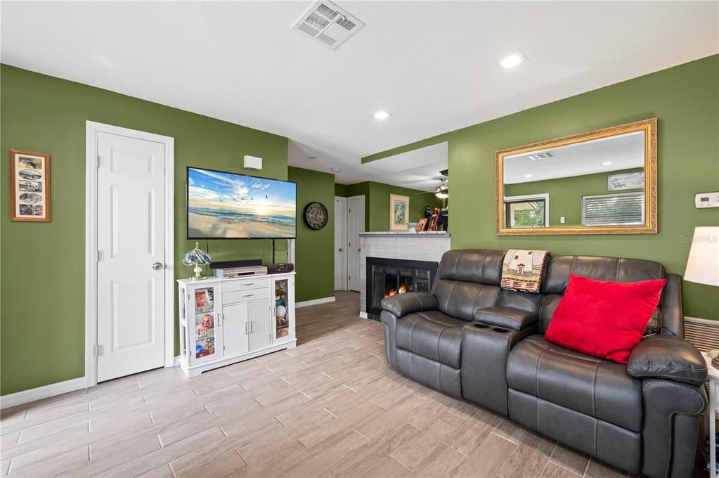 На продажу: $229,900 (2 спален, 2 ванн, 1142 Квадратных фут)