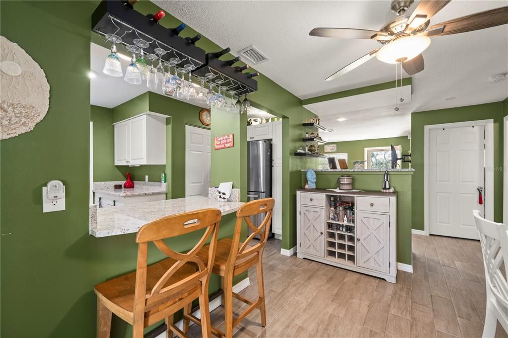 На продажу: $229,900 (2 спален, 2 ванн, 1142 Квадратных фут)