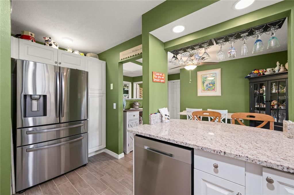 На продажу: $229,900 (2 спален, 2 ванн, 1142 Квадратных фут)